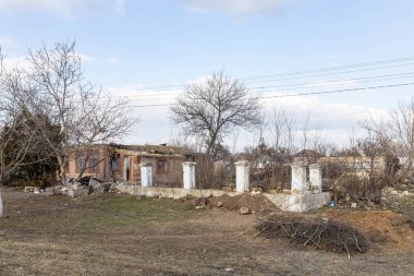 Barmashovo, Ukrayna... 18 Mart 2022 Ukrayna 'ya karşı Rusya Savaşı. Rus istilası kavramı. Bombalar patladıktan ve siperler kazıldıktan sonra köyün merkezindeki yıkılmış ve hasar görmüş ev.. 