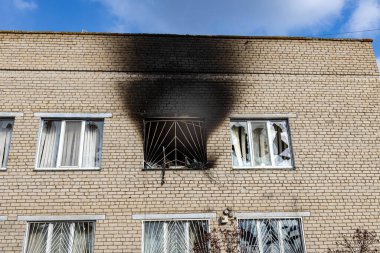Barmashovo, Ukrayna... 18 Mart 2022 Ukrayna 'ya karşı Rusya Savaşı. İstila kavramı. Bomba patlamasından sonra köy meclisi binası yandı ve hasar gördü. Kırık pencereler.