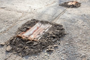 Rus işgalciler yolun ortasındaki köye mayın döşemişler ve eski fayanslarla kaplamışlar. Üzerinde 