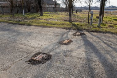 Rus işgalciler yolun ortasındaki köye mayın döşemişler ve eski fayanslarla kaplamışlar. Üzerinde 