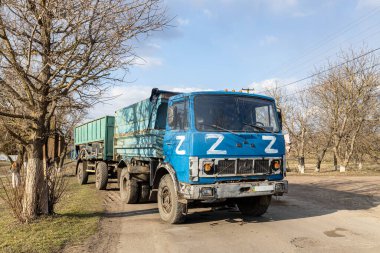 Barmashovo, Ukrayna - 18 Mart 2022: Rusya Ukrayna 'ya karşı savaş. İstila kavramı. Çalıntı Ukraynalı KAMAZ kamyonu. Z faşist Rus sembolü. ZSU ile olan istila savaşından sonra bırakılmış.