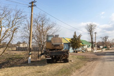 Barmashovo, Ukrayna - 18 Mart 2022: Rusya Ukrayna 'ya karşı savaş. İstila kavramı. Köyde çalınan Ukrayna turnası. Z faşist Rus sembolü. ZSU ile olan istila savaşından sonra bırakılmış.