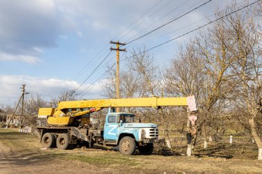 Barmashovo, Ukrayna - 18 Mart 2022: Rusya Ukrayna 'ya karşı savaş. İstila kavramı. Köyde çalınan Ukrayna turnası. Z faşist Rus sembolü. ZSU ile olan istila savaşından sonra bırakılmış.