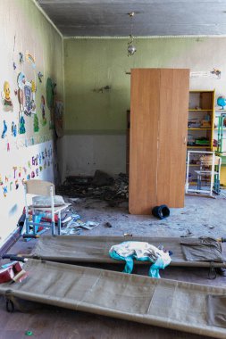 Barmashovo, Ukrayna... 18 Mart 2022: Pislik ve çöp, Rus işgalinden sonra yarı tahrip edilmiş okul odasında sedyeli çöp. İnsanlar onlara 