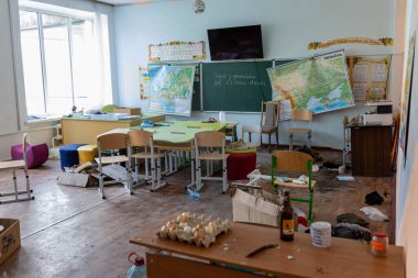 Barmashovo, Ukrayna... 18 Mart 2022, Rus işgalinden sonra yarı yıkık okul odasındaki çöp. Camlar kırılmış. İnsanlar onlara 