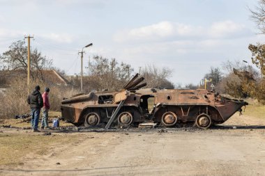 Barmashovo, Ukrayna - 18 Mart 2022: Rusya Ukrayna 'ya karşı savaş. İstila kavramı. Yakılmış ve imha edilmiş tank (APC), köyün merkezinde zırhlı personel taşıyıcısı savaştan sonra ayrıldı. 
