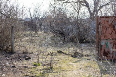 Barmashovo, Ukrayna... 18 Mart 2022 Ukrayna 'ya karşı Rusya Savaşı. İstila kavramı. Çarpışmada patlayan bombadan sonra köyün merkezindeki yıkık çitli ve kapısı olan hasarlı ev.