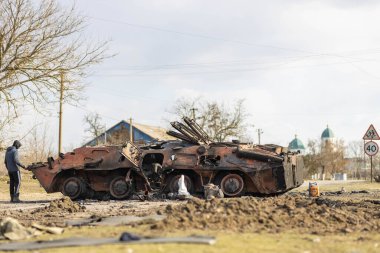 Barmashovo, Ukrayna - 18 Mart 2022: Rusya Ukrayna 'ya karşı savaş. İstila kavramı. Yakılmış ve imha edilmiş tank (APC), köyün merkezinde zırhlı personel taşıyıcısı savaştan sonra ayrıldı. 
