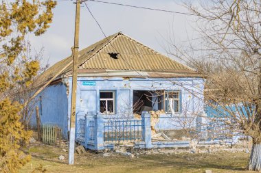 Barmashovo, Ukrayna... 18 Mart 2022 Ukrayna 'ya karşı Rusya Savaşı. Rus istilası kavramı. Pencere ve çatıdaki patlamanın ardından köyün merkezindeki harabe ve hasarlı ev. 