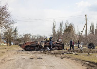 Barmashovo, Ukrayna - 18 Mart 2022: Rusya Ukrayna 'ya karşı savaş. İstila kavramı. Yakılmış ve imha edilmiş tank (APC), köyün merkezinde zırhlı personel taşıyıcısı savaştan sonra ayrıldı. 