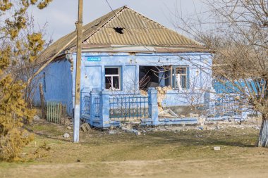 Barmashovo, Ukrayna... 18 Mart 2022 Ukrayna 'ya karşı Rusya Savaşı. Rus istilası kavramı. Pencere ve çatıdaki patlamanın ardından köyün merkezindeki harabe ve hasarlı ev. 