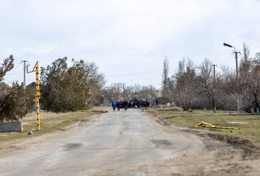 Barmashovo, Ukrayna - 18 Mart 2022: Rusya Ukrayna 'ya karşı savaş. İstila kavramı. Rus birlikleriyle olan savaştan sonra otoyolda insanlar neredeyse yok oluyordu.