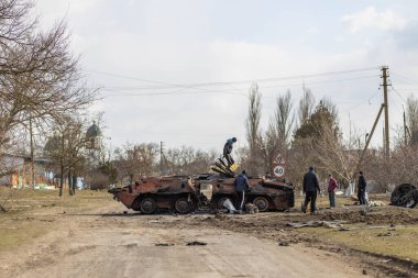 Barmashovo, Ukrayna - 18 Mart 2022: Rusya Ukrayna 'ya karşı savaş. İstila kavramı. Yakılmış ve imha edilmiş tank (APC), köyün merkezinde zırhlı personel taşıyıcısı savaştan sonra ayrıldı. 