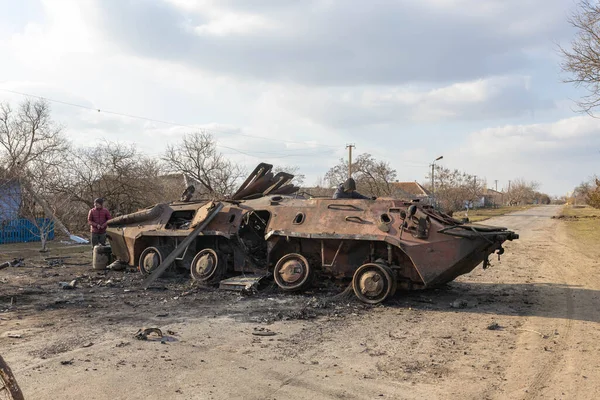 Barmashovo, Ukrayna - 18 Mart 2022: Rusya Ukrayna 'ya karşı savaş. İstila kavramı. Yakılmış ve imha edilmiş tank (APC), köyün merkezinde zırhlı personel taşıyıcısı savaştan sonra ayrıldı. 