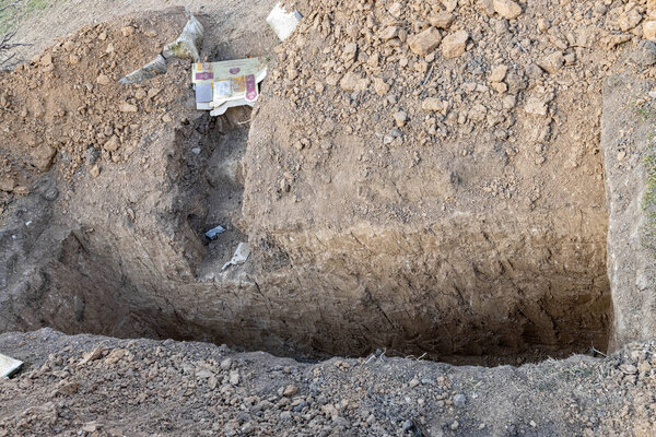 Вырыли окопы возле школы в деревне под разрушенным забором и деревьями после битвы. Война России против Украины. Концепция вторжения и военной операции. 