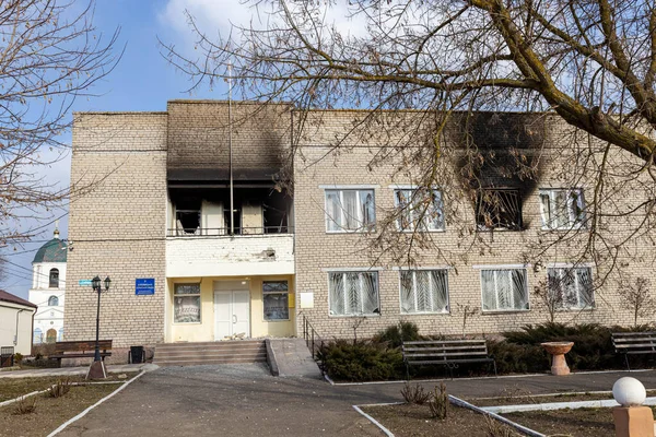 2022年3月18日 乌克兰巴尔马什沃 俄罗斯对乌克兰的战争 入侵的概念 炸弹爆炸后烧毁和损坏了村委会大楼 打破的窗户 — 图库照片