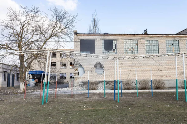 ウクライナのバラショヴォ 2022年3月18日 ウクライナに対するロシアの戦争 ロシアの侵略の概念 ジムで2発の爆弾が爆発した後 学校で爆撃され荒廃したスポーツホール 壁に穴が開いてる — ストック写真