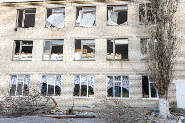 Barmashovo, Ukrayna... 18 Mart 2022 Ukrayna 'ya karşı Rusya Savaşı. Rus istilası kavramı. Spor salonundaki iki bombalı patlamadan sonra bir okulda bombalandı ve yıkıldı. Hasarlı pencereler