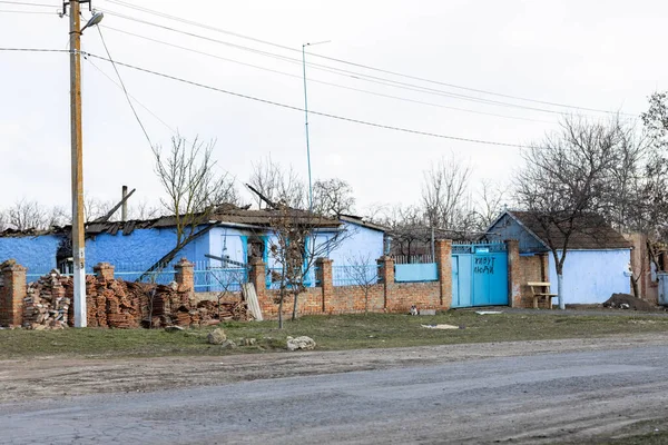 ウクライナのバラショヴォ 2022年3月18日 ウクライナに対するロシアの戦争 ロシアの侵略の概念 村の中心部で焼かれ 荒廃した家 門には 人は聞く という言葉がある — ストック写真