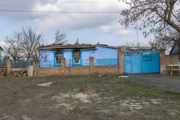 ウクライナのバラショヴォ 2022年3月18日 ウクライナに対するロシアの戦争 ロシアの侵略の概念 村の中心部で焼かれ 荒廃した家 門には 人は聞く という言葉がある — ストック写真