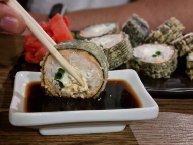 Somon ve sebzeli kızarmış suşi.