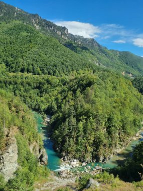 Nehir ve dağlarla dolu güzel bir manzara