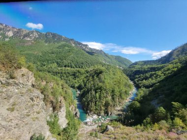 Tara nehrinin resimli kanyonu. Kanyonu çevreleyen dağlar. Dağların yamaçlarındaki ormanlar. Dağların üzerindeki sis. Curceviç Köprüsü Karadağ 'dan görüntü