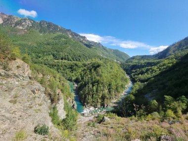Tara nehrinin resimli kanyonu. Kanyonu çevreleyen dağlar. Dağların yamaçlarındaki ormanlar. Dağların üzerindeki sis. Curceviç Köprüsü Karadağ 'dan görüntü