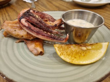 Baharatlı ve soslu ızgara ahtapot.