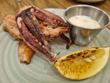 Baharatlı ve soslu ızgara ahtapot.