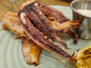 Baharatlı ve soslu ızgara ahtapot.