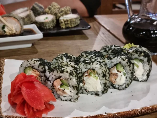 Suşi, ahşap bir masada peynir ve... 