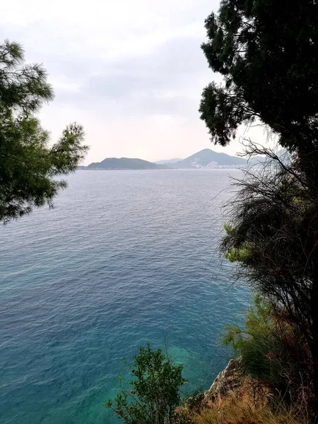 Sveti Stefan (Budva 'nın 6 kilometre güneydoğusu) yakınlarındaki sahil şeridinin güzel manzarası. İnsanlara ulaşmak için lüks bir tatil yeri. Resort, Sveti Stefan 'ın adacığını içerir.  