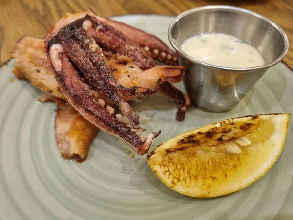 Baharatlı ve soslu ızgara ahtapot.