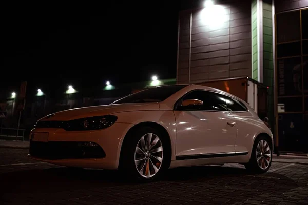 Moderní Luxusní Bílé Sedan Dvoudveřové Sportovní Auto Zaparkované Nočního Parkování — Stock fotografie
