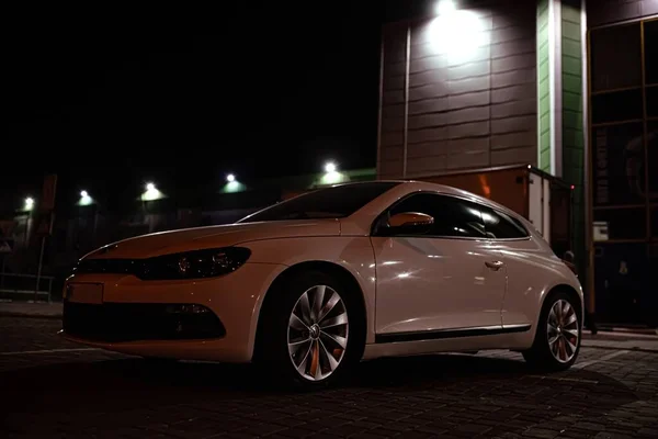 Moderno Sedán Blanco Lujo Coche Deportivo Puertas Está Estacionado Aparcamiento — Foto de Stock