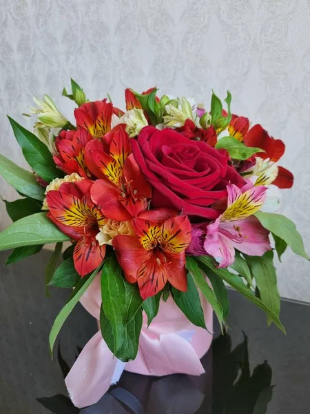 Güzel bir buket kırmızı gül ve pembe güller