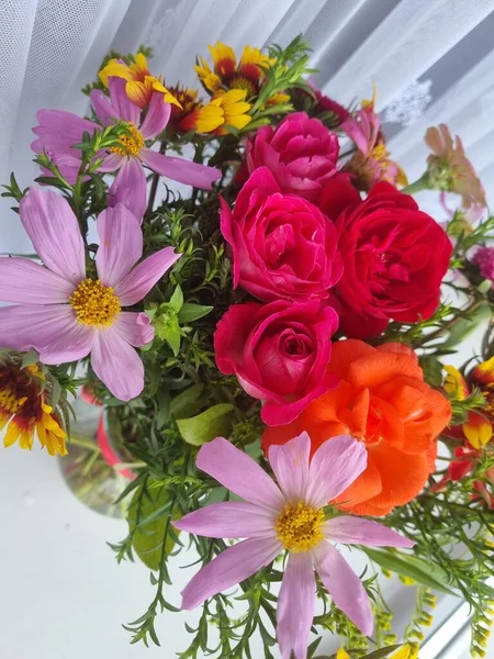 Κοντινή Φωτογραφία Κόκκινα Και Ροζ Λουλούδια Είναι Πρόσκληση Δώρο Και — Φωτογραφία Αρχείου