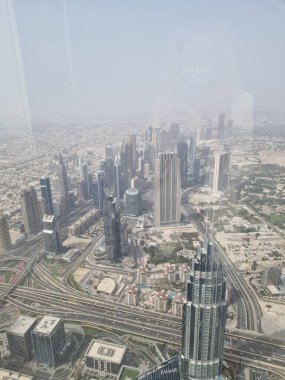 Burj Halife 'den Dubai şehir merkezine bakın (dünyanın en yüksek gökdeleni.) Zirvedeki kumlu sabahta, Birleşik Arap Emirlikleri.