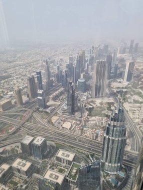 Burj Halife 'den Dubai şehir merkezine bakın (dünyanın en yüksek gökdeleni.) Zirvedeki kumlu sabahta, Birleşik Arap Emirlikleri.