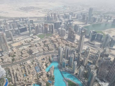 Burj Halife 'den Dubai şehir merkezine bakın (dünyanın en yüksek gökdeleni.) Zirvedeki kumlu sabahta, Birleşik Arap Emirlikleri.