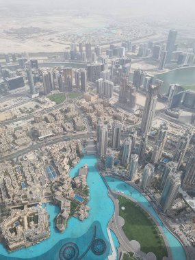 Burj Halife 'den Dubai şehir merkezine bakın (dünyanın en yüksek gökdeleni.) Zirvedeki kumlu sabahta, Birleşik Arap Emirlikleri.