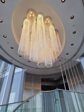 Birleşik Arap Emirlikleri 'nde büyük avize, Burj Halife Kulesi. Bu gökdelen, dünyanın en uzun insan yapımı yapısıdır ve 828 metre uzunluğundadır. 2009 yılında tamamlandı..