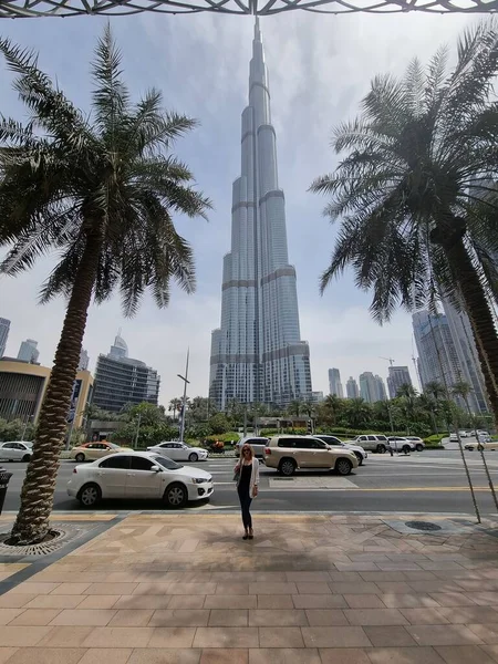 Chica Dubai Cerca Del Horizonte Futurista Centro Ciudad Emiratos Árabes —  Fotos de Stock