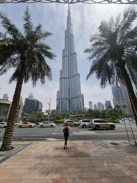 Chica Dubai Cerca Del Horizonte Futurista Centro Ciudad Emiratos Árabes —  Fotos de Stock