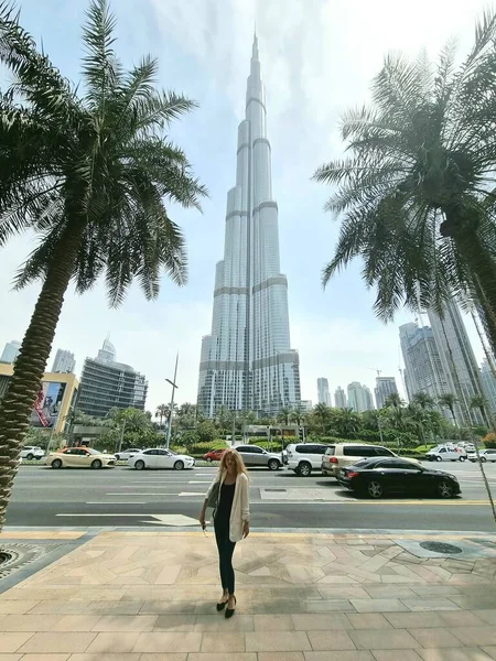 Chica Dubai Cerca Del Horizonte Futurista Centro Ciudad Emiratos Árabes — Foto de Stock