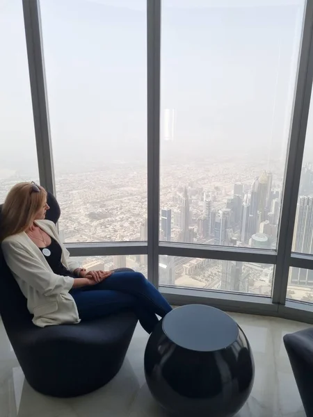 Schöne Mädchen Steht Fenster Eines Wolkenkratzers Mit Einem Atemberaubenden Panoramablick — Stockfoto