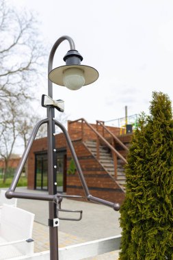 Elleri, vücudu ve kafası olan insan şeklinde komik bir sokak lambası. Sokak sanatı konsepti. İzmail 'in Ukrayna şehrinde yer almaktadır.