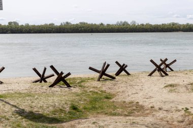 İzmail, Ukrayna - 19 Mayıs 2022: Dunay nehir kenarında büyük siyah metal kirpiler şeklinde tanksavar koruması. 