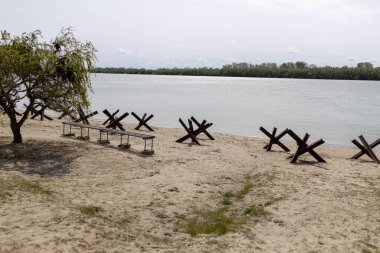 İzmail, Ukrayna - 19 Mayıs 2022: Dunay nehir kenarında büyük siyah metal kirpiler şeklinde tanksavar koruması. 